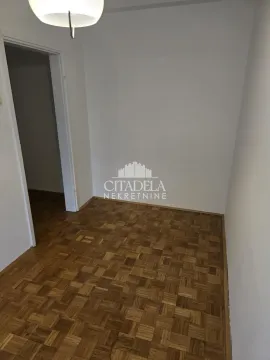 Prazna soba sa parketom na podu i belim zidovima. - image 12