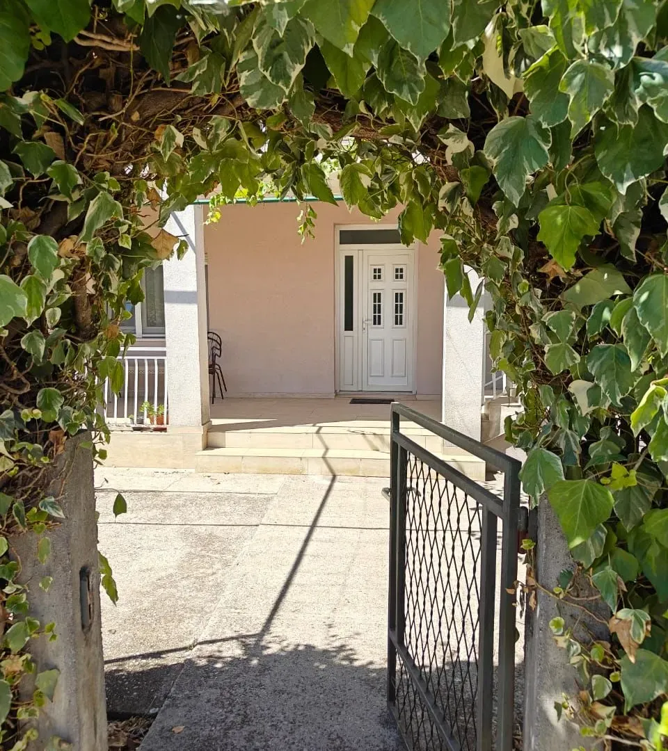 Izdavanje, dvosoban stan, 90m², Stari Aerodrom, Podgorica