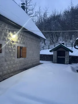 Pogled na spoljašnjost kuće sa snijegom i dvorištem. - image 2