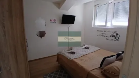Nameštena spavaća soba sa bračnim krevetom i prozorom. - image 3
