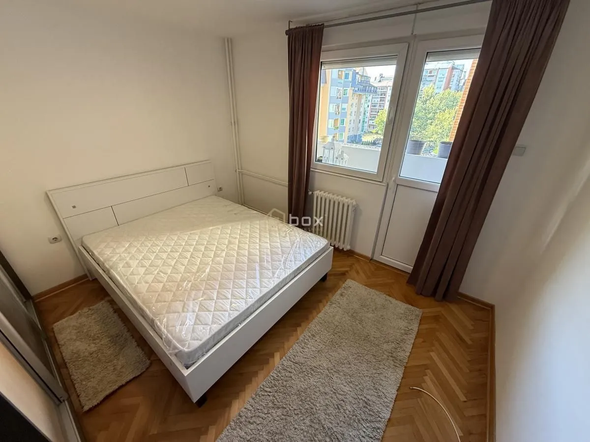 Furnished bedroom with a double bed and access to the terrace.
