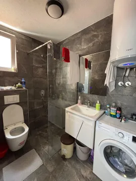 Potpuno opremljeno kupatilo sa tuš kabinom, umivaonikom i veš mašinom. - image 13