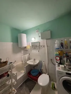 Manje kupatilo sa kadom, umivaonikom i veš mašinom. - image 20