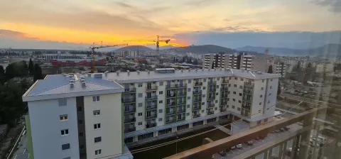 Pogled sa balkona na okolne zgrade tokom zalaska sunca. - image 7
