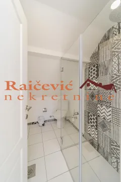 Moderno kupatilo sa tuš kabinom i wc šoljom. - image 18