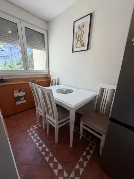 Trpezarija sa bijelim stolom i stolicama pored prozora. - image 2