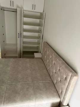 Moderna spavaća soba sa bračnim krevetom i ugradnim garderoberom. - image 7