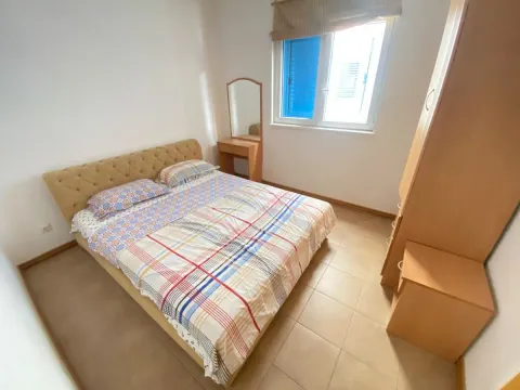 Namještena spavaća soba sa bračnim krevetom, ormarom i prozorom. - image 3