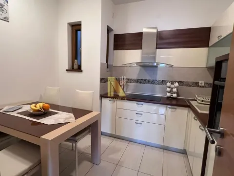 Kuhinja sa trpezarijom i modernim elementima. - image 6