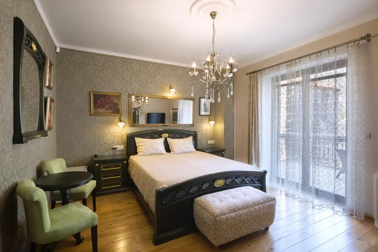 Bedroom with a double bed and a decorative chandelier.