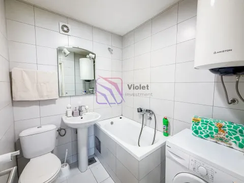 Kompaktno opremljeno kupatilo sa kadom, umivaonikom, WC šoljom i veš mašinom. - image 6
