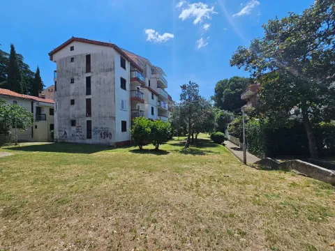 Pogled na stambenu zgradu i zelenu površinu u dvorištu. - image 5