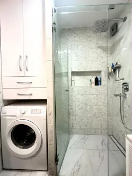 Kupatilo sa tuš kabinom, belim ormarićem i mašinom za veš. - image 14