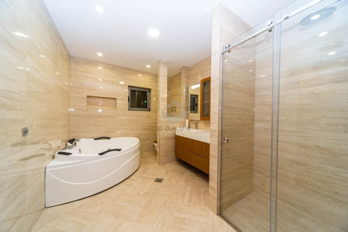 Rent, house, 320m², Zlatica, Podgorica