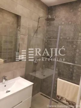 Moderno opremljeno kupatilo sa tuš kabinom i umivaonikom. - image 13