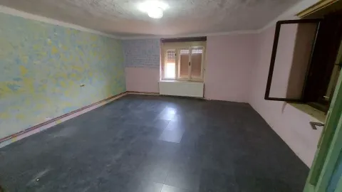 Prazna prostorija sa tamnim podom i prozorom. - image 7
