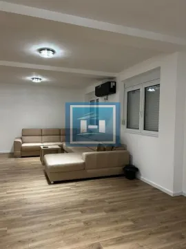 Dnevna soba sa ugaonom garniturom i laminatom. - image 2