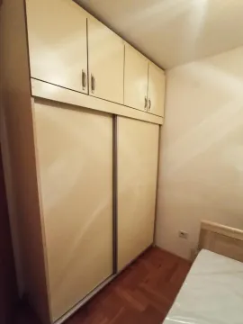 Spavaća soba sa velikim ugradnim garderoberom i krevetom. - image 2