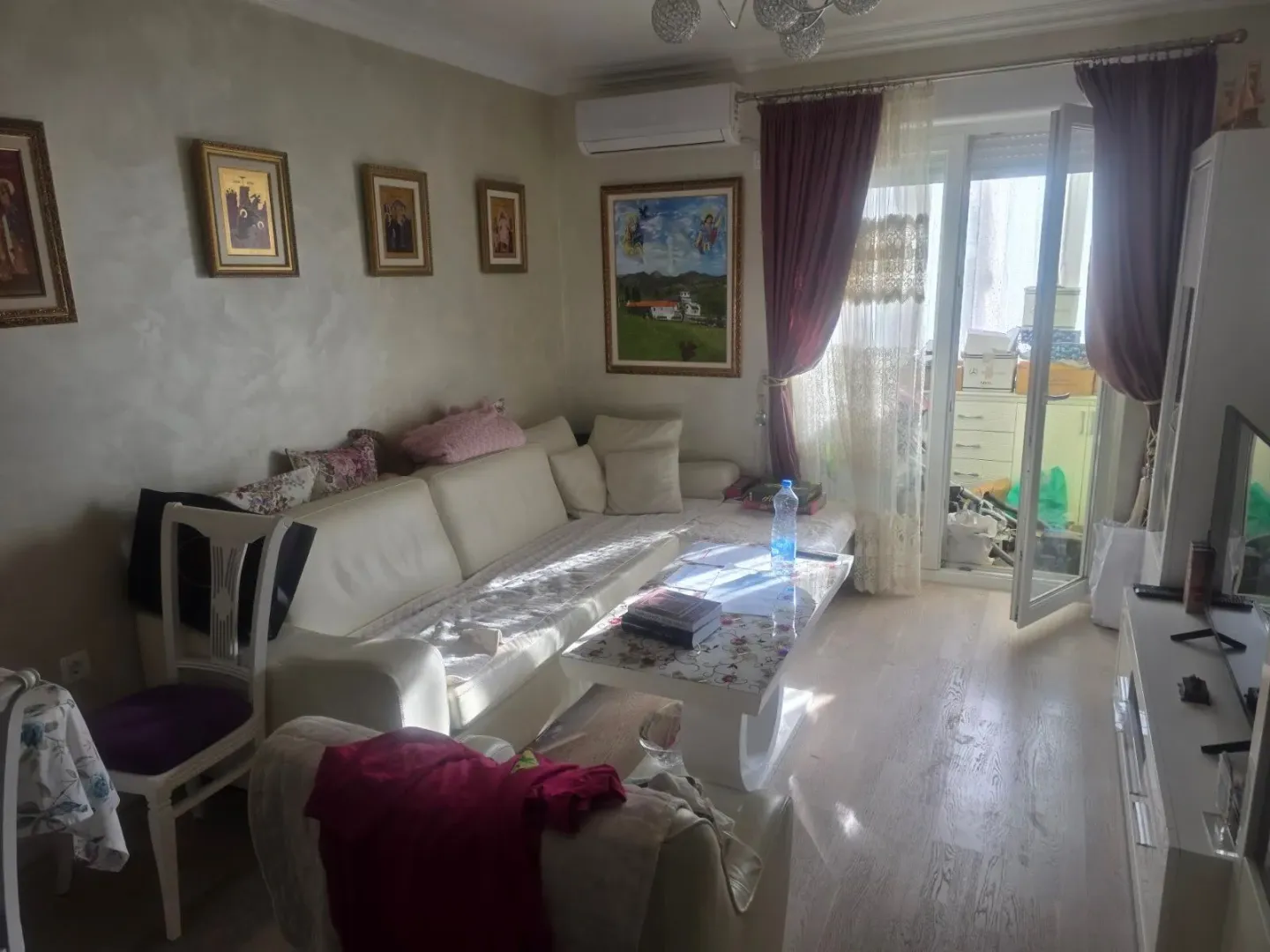 Dnevni boravak sa garniturom i izlazom na terasu.