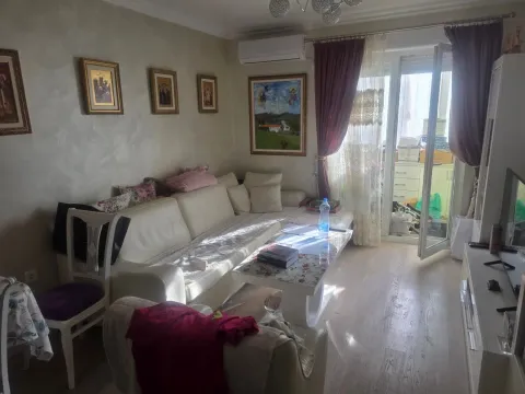 Dnevni boravak sa garniturom i izlazom na terasu. - image 4
