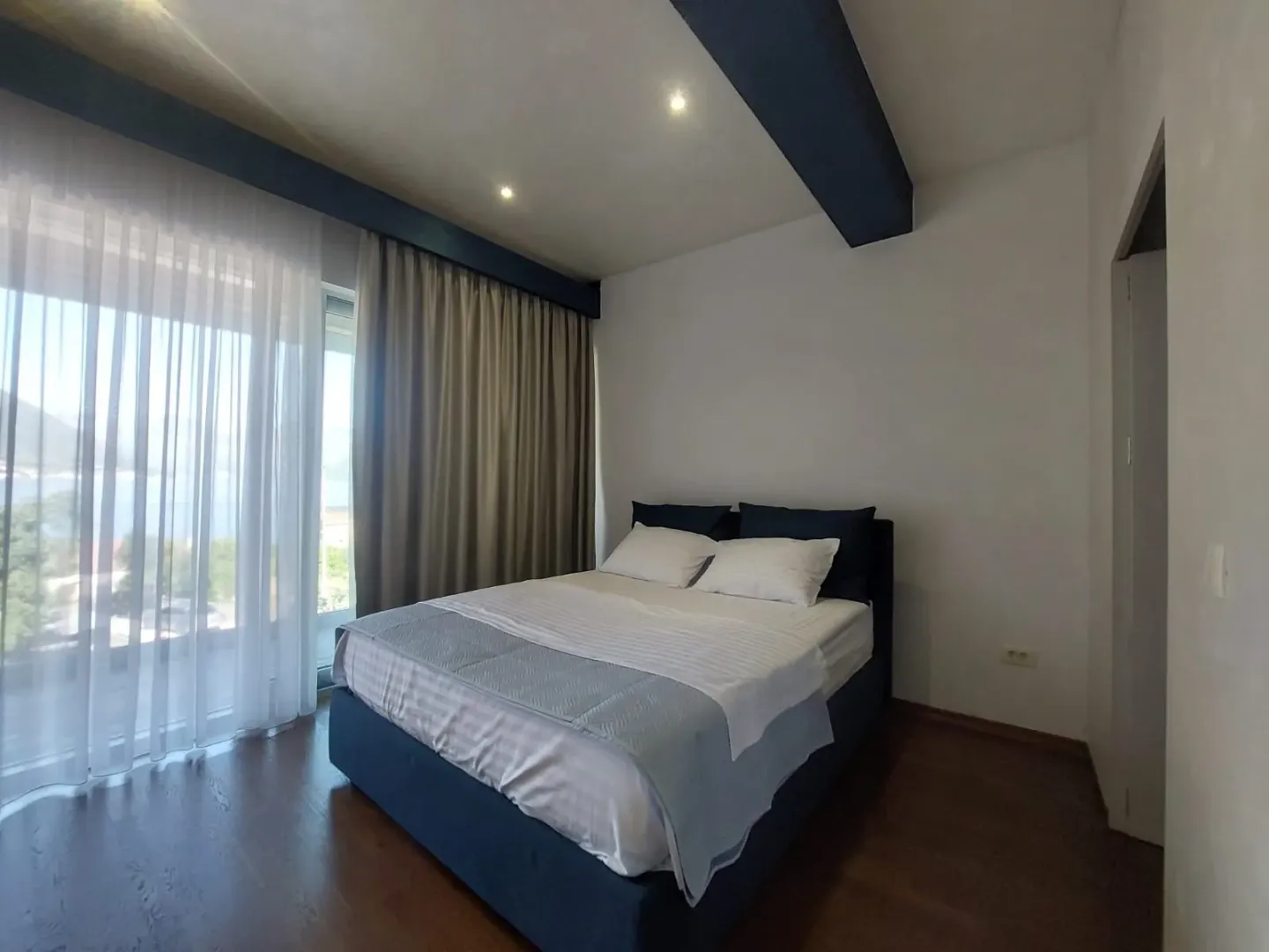 Rent, three bedroom apartment, 130m², Dobrota, Kotor
