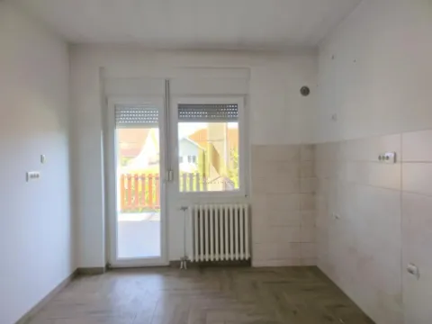 Prazna soba sa pločicama i izlazom na terasu. - image 15
