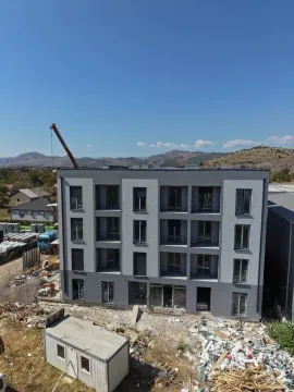 Pogled iz vazduha na novu stambenu zgradu u izgradnji sa okruženjem. - image 15