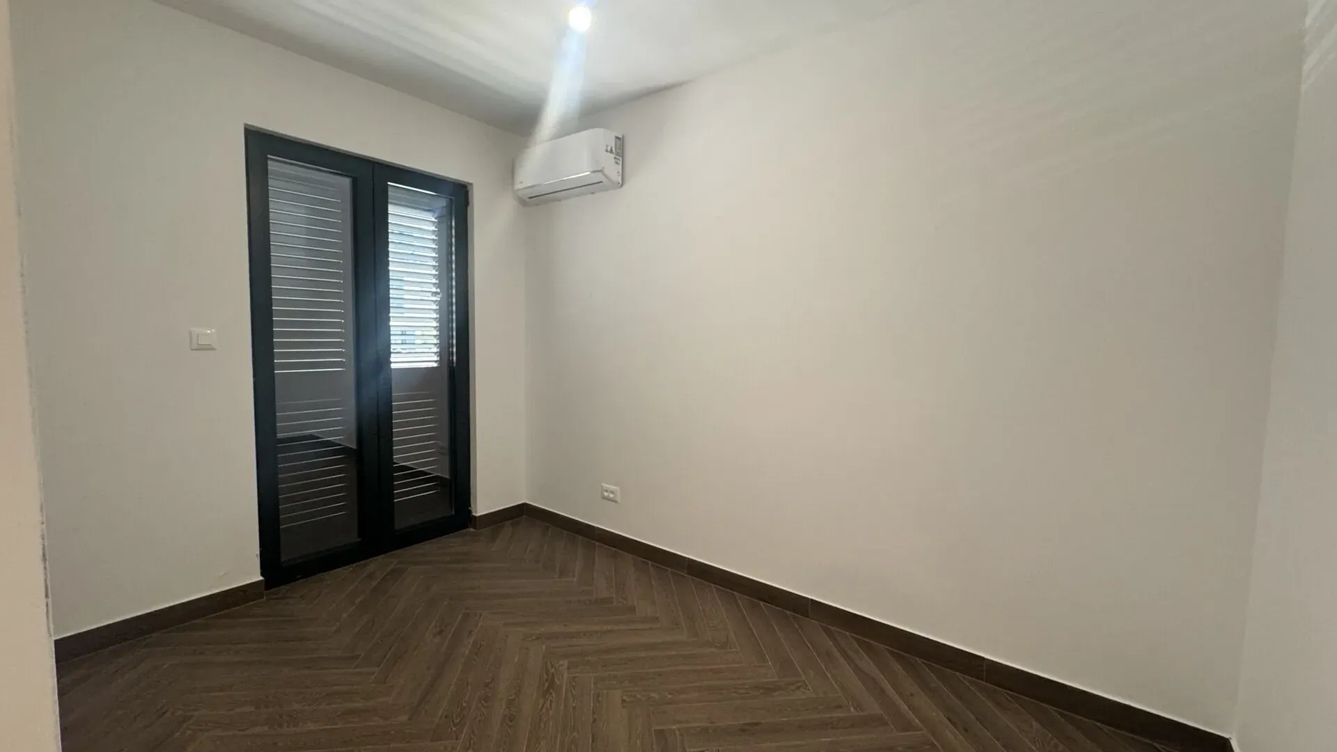 Prodaja, trosoban stan, 100m², Obala Đuraševića, Tivat