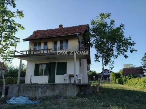 Pogled na stariju spratnu kuću sa dvorištem i terasom. - image 4