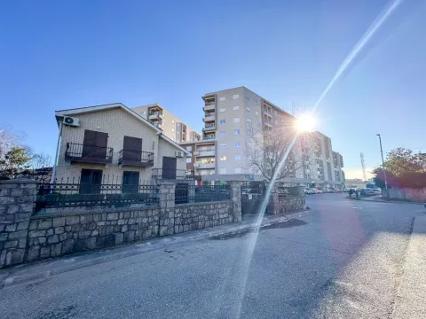 Izdavanje, kuća, 200m², Stari Aerodrom, Podgorica - image 1