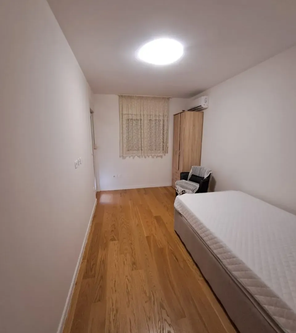 Izdavanje, trosoban stan, 105m², Central Point, Podgorica