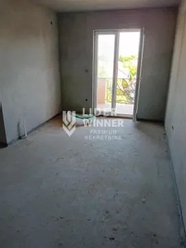 Prazna prostorija u izgradnji sa izlazom na terasu. - image 3