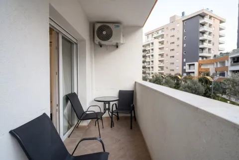 Furnished terrace with seating set and a view of buildings. - image 2