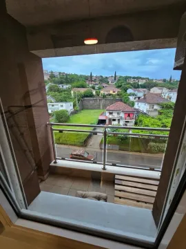 Pogled sa terase na okolno naselje i zelene površine. - image 17