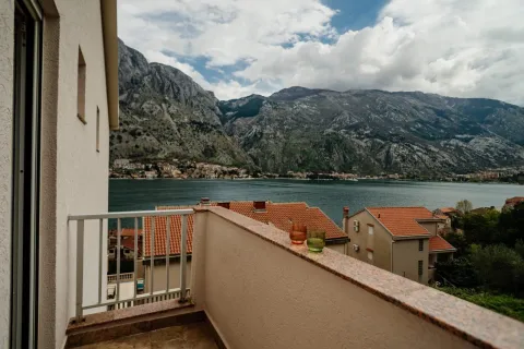 Pogled sa balkona na more i planine. - image 7