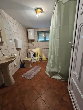 Manje opremljeno kupatilo sa kadom, lavaboom i veš mašinom. - image 14