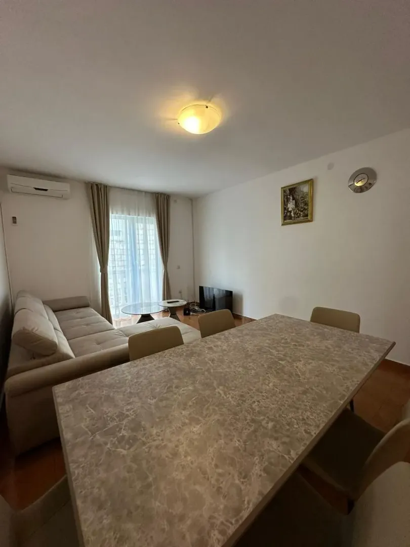 Dnevni boravak sa garniturom i trpezarijskim stolom.