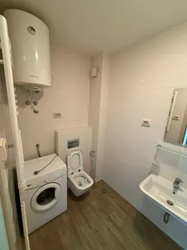 Kupatilo opremljeno sanitarijama, umivaonikom, veš mašinom i bojlerom. - image 13
