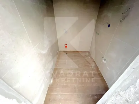 Kupatilo u izgradnji obloženo keramičkim pločicama sa pripremljenim instalacijama. - image 6