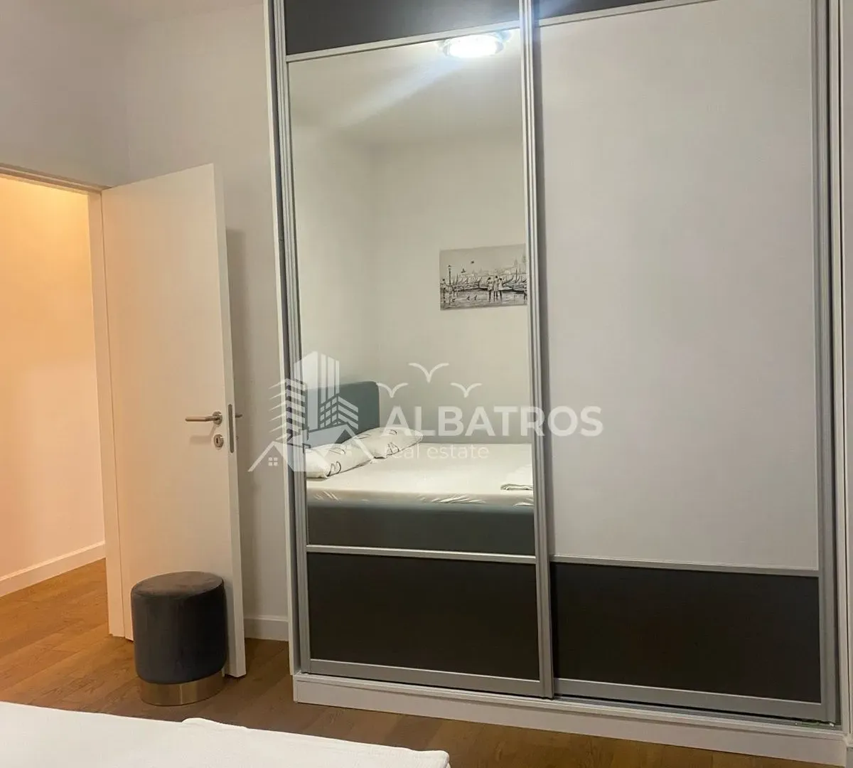 Izdavanje, dvosoban stan, 80m², Centar, Bar