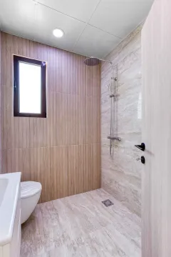 Moderne kupatilo sa tuš kabinom, WC šoljom i prozorom. - image 2