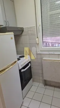 Manja kuhinja sa frižiderom, šporetom i pločicama na zidu. - image 7
