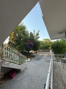 Pogled na dvorište i ulaz u kuću sa stepeništem. - image 3