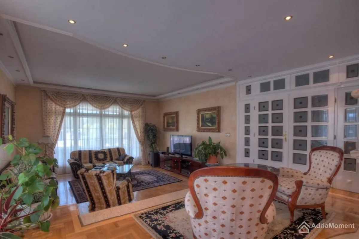 Sale, house, 700m², Tološi, Podgorica