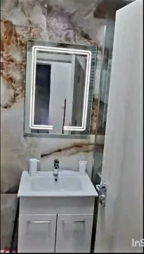 Malo kupatilo sa modernim lavaboom i ogledalom sa LED osvjetljenjem. - image 7