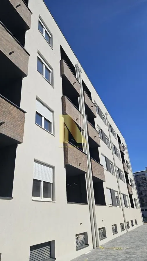 Pogled na spoljašnjost moderne stambene zgrade sa terasama.