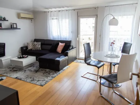 Izdavanje, jednosoban stan, 50m², Blok 9, Podgorica - image 1