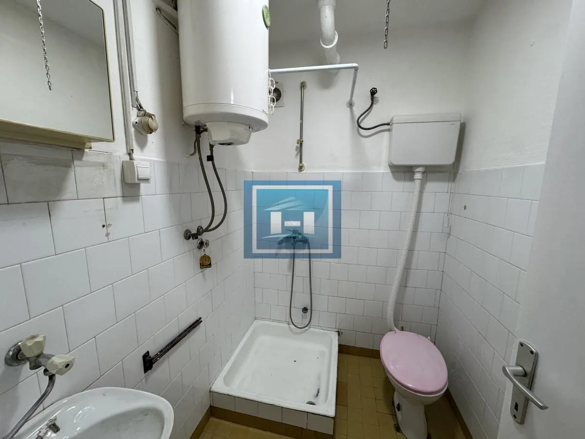 Manje kupatilo sa tuš kabinom, wc šoljom, lavaboom i bojlerom.