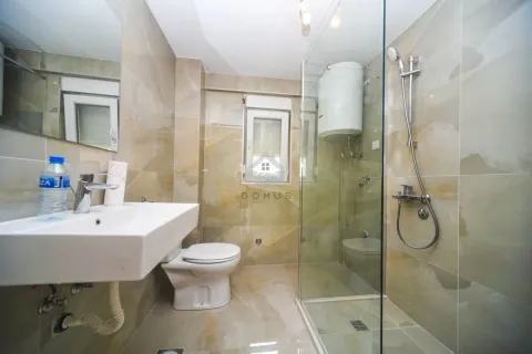 Kupatilo opremljeno umivaonikom, WC šoljom i tuš kabinom sa staklenom pregradom. - image 5