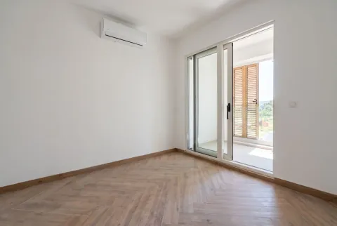 Svijetla prazna soba sa izlazom na terasu. - image 3